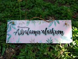 Namun bahasa asing juga cukup populer diantaranya bahasa inggris dan juga sering kita jumpai ucapan selamat ulang tahun dalam bahasa arab. Hiasan Pintu Rumah Dari Papan Kayu Tulisan Assalamu Alaikum Serbabisnis
