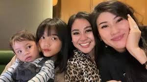 Fuji Kenang Stevie Agnecya Sebagai Sosok yang Pertama Kali Ngasih Barang  Branded