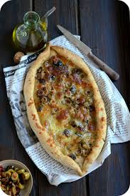 Je Ne Sais Pas Si Vous Connaissez La Pizza Turque Mais Autre Que Lahmacun Il Y A Aussi La Pide Pizza Qui A Une Forme Ovale Et Allongee Food Food Street