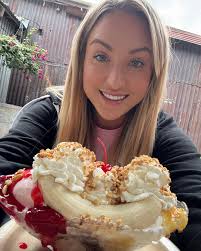 I love when my clients trust me with the process of going blonde! We had  been doing her hair in a 4VR for a year. So the process to go blonde was