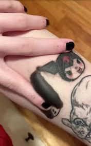 Erfahren sie, welche bedeutung hinter dem klassischen schädel tattoo steckt und lassen sie sich von unseren designideen inspirieren! Tattoo Fan Shows Off Whopping Ink Bubble Wobbling On Her Arm After Latest Body Art And Says It S Totally Normal
