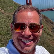 Goggins is about a mile from Road 46. “This is like the road from Forrest  Gump” Images by Howie Stern @altrarunning @lekiusa @kogalla #200isthenew100  #moab240 #destinationtrail #trailrunning #altrarunning #ultrarunning