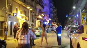 Η ονομασία της οφείλεται στον στρατηγό κάσσανδρο ο οποίος έδωσε στην πόλη το. 8essalonikh Ologymnh Gynaika Perpatoyse Se Kentriko Dromo Deite Eikones