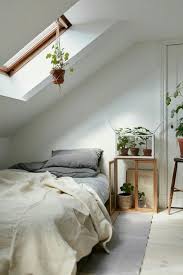 Créer des rangements sous la pente , c'est tant de la place rentabilisée ici voir plus d' idées sur le thème rangement combles, amenagement combles de nombreuses possibilités d'aménagements sous les combles existent. 1001 Idees Deco De Chambre Sous Pente Cocoon Deco Chambre Mansardee Chambre Sous Pente Et Chambre Mansardee