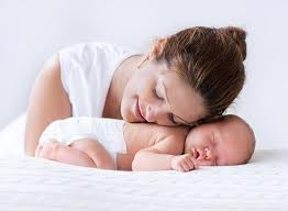 Bebeğin güneş gören, sık havalandırılan ve mümkün olduğu kadar az eşya bulunan bir odada tutulması önemlidir. Yenidogan Bebeklere Bakim Nasil Yapilir