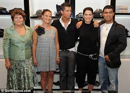 La madre de cristiano ronaldo, dolores aveiro, responde a los rumores sobre su mala relación con georgina rodríguez. Ronaldo Es Hermano De Hugo Aveiro Cristiano Ronaldo Ronaldo Celebrity Families