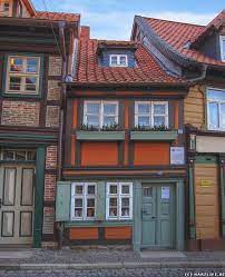 Die wohnfläche des eingeschossigen hauses in der bremer altstadt beträgt demnach vier quadratmeter, auf dem dach ist eine terrasse und es gibt auch einen kleinen keller. Harz Bilder Das Kleinste Haus In Wernigerode