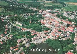 Velitel jednotky průzkumem zjišťuje, že se jedná o technickou závadu na dodávce, které unikají pohonné hmoty na pozemní komunikaci. Golcuv Jenikov Aukro
