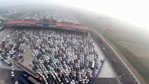 A truck carrying an evergreen shipping container crashed and caused a traffic jam on a freeway in china this morning, and pictures of the incident went viral on chinese social media platforms. Gibt Es In China Wirklich Eine 50 Spurige Autobahn Und Geht Sie Wirklich Zu 4 Spuren Uber Quora