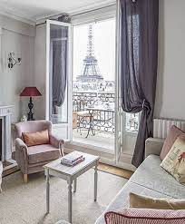 romantic pink accents in the living room with a picture perfect view of the eif pepino home decor パリ インテリア フランス インテリア お洒落な部屋