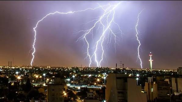Buenos Aires: Tormentas eléctricas y lluvias causan destrozos y alteran el tráfico aéreo