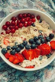 Rezept Fur Fruhstuck Im Sommer Beerige Overnight Quinoa Salat Bowl Rezept Gesunde Fruhstucksrezepte Rezepte Rezeptideen