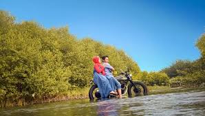 Check spelling or type a new query. Tema Tren Photo Prewedding Pose Kasual Foto Video Shooting Weddingque