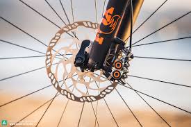 The stereo hybrid 140 sl features the mighty fox 34 float fork which provides 140mm of travel and has been optimised specifically for ebikes by strengthening critical areas to cope with the additional weight of the battery and motor. Cube Stereo Hybrid 140 Hpc Im Test E Mountainbike Magazine