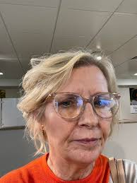 My hair was looking so sad I hated it , I had my hairdresser come over  today and he did miracles! I love my new colour 3 of them in all ,