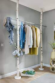 Wo hängen oder liegen eure jacken, mäntel, schals und mützen? Ungewohnliche Garderobe Aus Birkenstammen Garderobe Selber Bauen Diy Mobel Garderobe Garderobe Holz