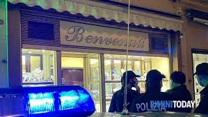 Da qui ne nasce una colluttazione che coinvolge anche la moglie del titolare della gioielleria. Rapina In Pieno Giorno In Una Gioielleria Del Centro Storico
