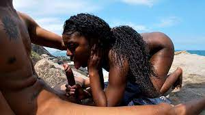 Casal Transando Na Praia com Pessoas Olhando - Pornhub.com