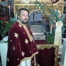 Μέσα στ' άγρια βουνά, και με βροχή, να προσέρχονται οι στρατιώτες, για να ενωθούν με τον. Enas Stratiwtikos Iereys Me Ploysia Drash Ekklhsia Online