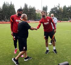 Yaklaşan yabancı sınırına şimdiden tedbir almak isteyen galatasaray yönetimi, salih uçan ve aytaç kara'nın ardından alpaslan öztürk'le de temasa geçti. Alpaslan Ozturk Ozturk5alpaslan Twitter