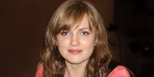 Guardabosques nota que su comida desaparece a diario, ve a una niña  desaliñada escondida entre arbustos