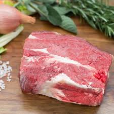 Da quel momento, però, il manzo lesso (chiamato quasi in tutte le lingue bollito) si diffuse come cibo popolare, sia perchè brodo e verdure trasformano la carne in un ricco piatto unico, sia perchè nel bollito si possono utilizzare i tagli di carne meno pregiati. Bollito Con Osso Di Bovino Di Razza Piemontese Fassona Kg 1 Carne Fassona