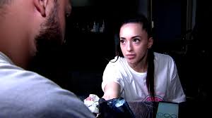 În luna decembrie a anului 2020, gimnasta vorbea deschis despre intervenția cu acid hialuronic în buze și le cerea oamenilor să nu o ami urmărească dacă nu sunt mulțumiți cu ceea ce văd pe contul ei de instagram. E Corpul Meu Fac Ce Vreau Larisa Iordache In Conflict Cu Fanii O SÄƒ Mai Fac OperaÅ£ii Estetice DacÄƒ O SÄƒ Fie Nevoie Antena Sport