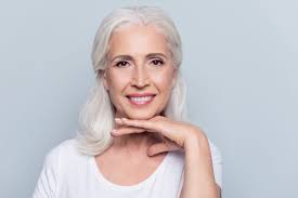 Coiffures cheveux blancs plus de 60 ans : Tout Savoir Sur Les Cheveux Blancs Colores Ou Non