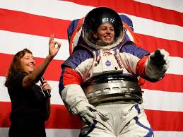 Jacques vallée enfile sa combinaison d'astronaute. Les Prochains Astronautes Sur La Lune Sautilleront Moins Grace A De Nouvelles Combinaisons Sciences Et Avenir