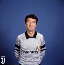 Zoff entrou para a história como o jogador de futebol mais velho a ser campeão de uma copa do mundo fifa, feito acontecido em 1982, em que zoff tinha quarenta anos e, era o capitão da seleção italiana.ainda nessa copa, zoff se tornou o segundo goleiro a levantar a. Juventusfc On Twitter Juventus Debut Clean Sheet Dino Zoff Onthisday