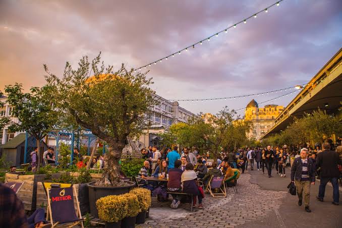 81 Rue du Charolais – Un immense tiers-lieu de vie culturel installé dans d'anciens entrepôts de la SNCF, regroupant bars, scènes et street-food vibrante.