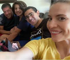 Hoy se muda nuestro grandulón fuera de PR. Ya se había graduado, tuvo su  internado en Minnesota y su primera experiencia laboral en lo que  estudió... pero ahora, oficialmente se independiza... Por