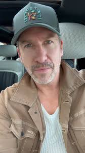 Montréal! You were absolutely wonderful. Merci beaucoup 🤩 Until the next  time @foufouneselectriques #jonasandthejaguarmoon ( 📹 @cb43media )  #indierock #liveconcert #truthbetold #newmusic #livemusic #rocknroll