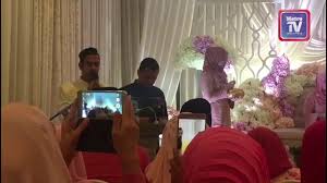 Mengisahkan qisya iriz (mawar rashid), graduan universiti yang terpaksa menjadi pengasuh sementara hafiey (adik nik adam. Mawar Rashid Selamat Bertunang Edisiviral