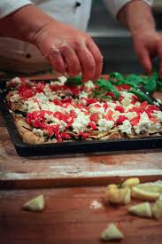 La ricetta della pizza bonci permette di ottenere un impasto davvero speciale, una pizza ben alveolata e facilmente digeribile grazie alla lunga lievitazione. Corso Di Pizza Con Gabriele Bonci Pizza Perfetta In Casa Zucchero Sale