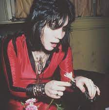 Demi lovato seemed to be channelling the likes of joan jett and miley cyrus when they stepped out with a new 'do: Farrah Fawcett Joan Jett Pam Grier Hair Defining Hair Moments From The 70s