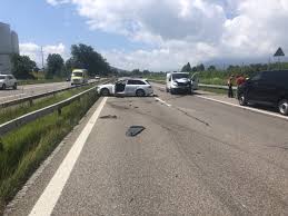 Zur passtrasse können fahrzeuge zwischen san bernardino und hinterrhein auch den 6.6 km langen autobahntunnel der a13 benutzen. A13 Widnau Sg Zwei Unfalle Auf Der Autobahn Polizei News