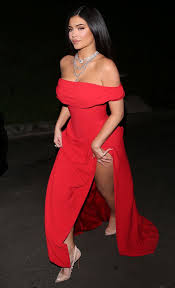 Kylie jenner's sported a lot of different looks throughout the years. Kylie Jenner Una Deslumbrante Mujer De Rojo Kylie Jenner Dress Kylie Jenner Outfits Kylie Jenner Look