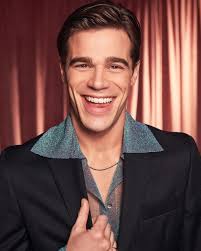 Darling, Hollywood Glamour is served in my latest beauty project, a mock  campaign for @charlottetilbury, a beauty brand I absolutely adore. So  thankful for everyone who worked