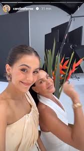 Filha mais velha de Carolina Ferraz choca com beleza em fotos com a mãe