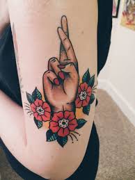 19 Bonitos Tatuajes Que Traeran La Buena Fortuna Y Paz A Tu Vida Tatuajes En La Mano Dedos Cruzados Tatuaje Dedos Mano