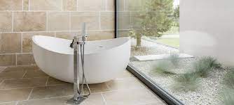 Sürekli nemli olan banyo ortamı ve çok basınçlı su miktarları belirli bir zaman diliminden sonra banyo seramikleri arasında bulunan derz dolgularını yıpratabiliyor. Derz Dolgu Hakkinda Her Sey Baumerk