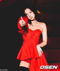 Singer h.e.r., in a gray sequined dress with red decoration, posed with barack and michelle obama, her manager jeanine mcclean (far left) and another partygoer. Wallpapers Red Dress And Blue Jennie Kim Blackpink Cute Photo Blackpink Fanbase
