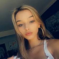 Emily Bolin's Instagram, Twitter & Facebook