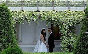 Mesut özil und seine braut amine gülse haben im rahmen ihrer glamourösen hochzeit eine große benefizaktion angekündigt. Hochzeit Von Mesut Ozil Erdogan War Auch Da 5 Fotos Euronews