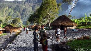 Dinding rumah terbuat dari kayu, yang disusun berdiri kokoh dan memiliki satu pintu kecil. Lihat Lagi Honai Rumah Adat Papua Yang Khas Dan Unik