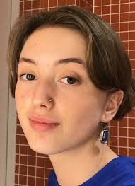 Cora (26) sykler hjem til folk etter deres ødelagte klesplagg. Etter kort  tid leverer hun det tilbake ferdigfikset