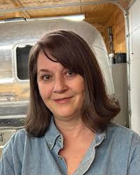 Hi lovely people. Had these professionally taken for my linked in, but upon  receiving them, they do not look that professional. Especially the  headshot, which gives me a double chin I don't