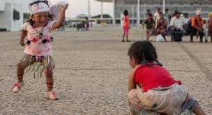 In brasilien bilden die guaraní das größte indigene volk des landes, aufgeteilt in drei untergruppen (kaiowá, ñandeva und m'byá). Povo Guarani Kaiowa Celebra Vitoria No Stf Sobre Terra Indigena Sombrerito Ms Combate Racismo Ambiental