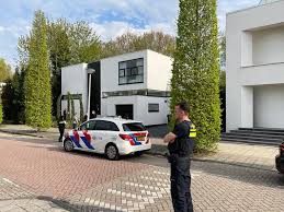 De politie laat weten dat het vermoedelijk om een gewapende overval ging. Vrouw Psv Speler Zahavi Vastgebonden Tijdens Overval In Buitenveldert Het Parool